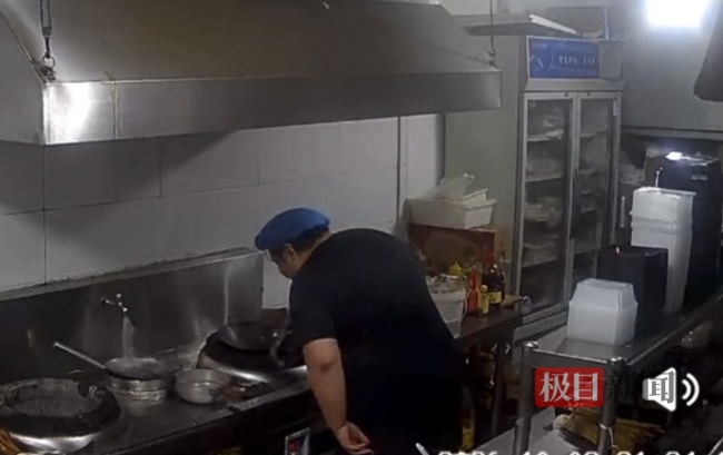 烧烤店厨师漱口水吐锅边被直播抓拍 违规行为引争议