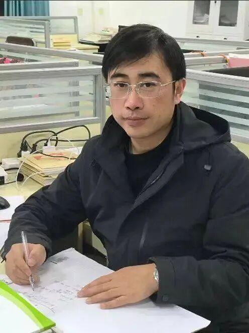 班主任心梗离世 学生自发赶来送行 师生情深感动众人