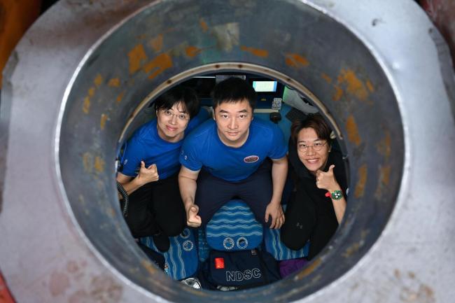 “蛟龙”号载人潜水器入海 深海科考新篇章