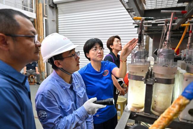 “蛟龙”号载人潜水器入海 深海科考新篇章