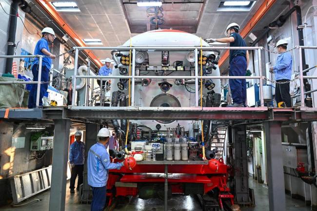 “蛟龙”号载人潜水器入海