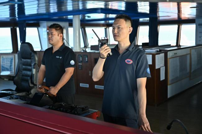 “蛟龙”号载人潜水器入海 深海科考新篇章