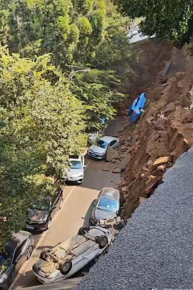 昆明西山区一道路坍塌致多车受损