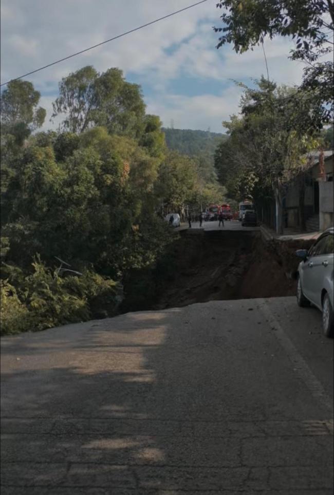 昆明西山区一道路坍塌致多车受损 无人员伤亡报告