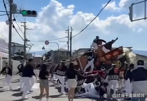 日本大阪发生两次花车侧翻 古老庆典再现悲剧