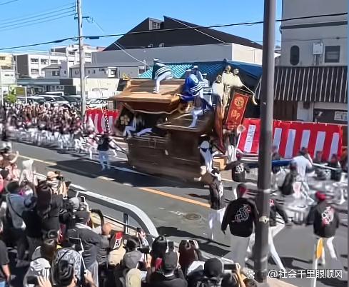 日本大阪发生两次花车侧翻