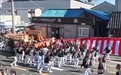 日本大阪发生两次花车侧翻 古老庆典再现悲剧