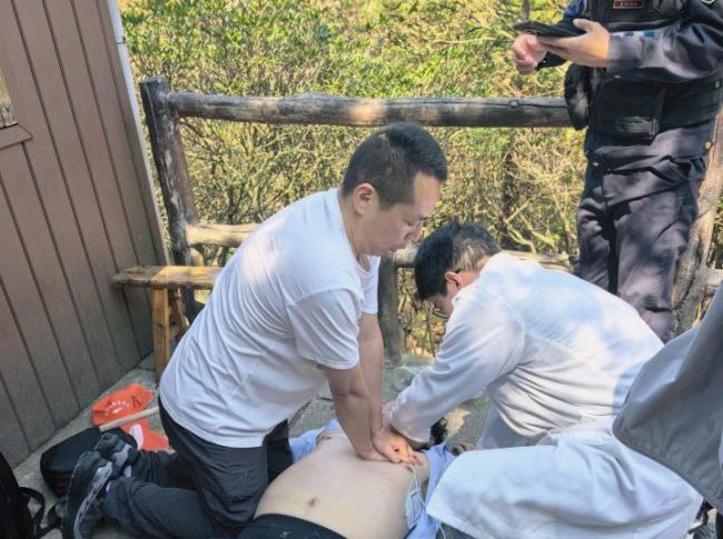 男子倒地医生在黄山之巅抢救 医者本能彰显初心