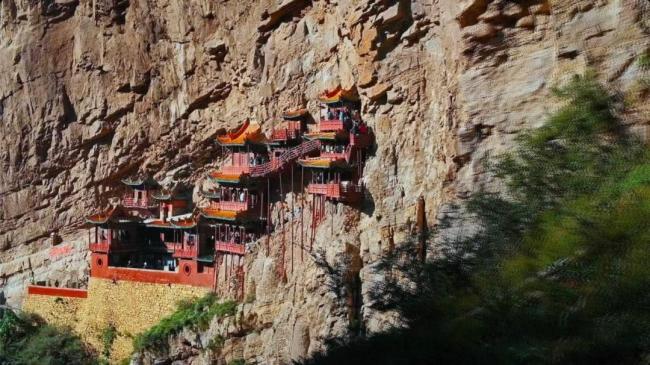 视频 男子悬空寺千年古横梁做引体向上 行为引争议