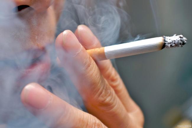 女生被迫吸二手烟,怒吼“前面抽烟的把烟掐了