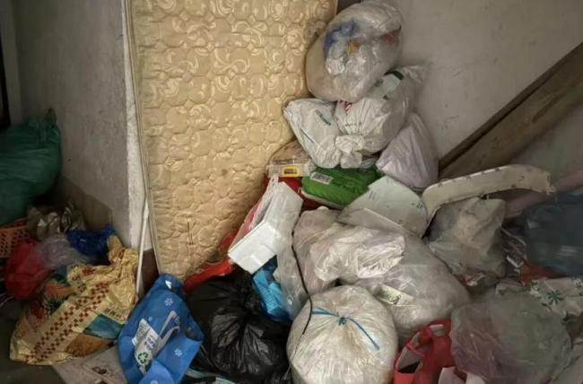 男子“举报”母亲在家大量囤积废品 安全隐患引关注