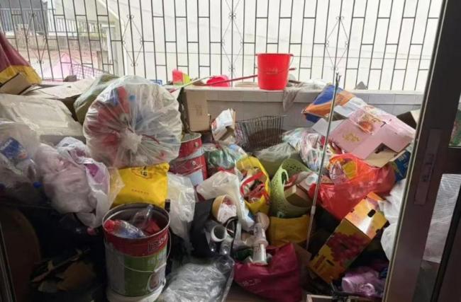 男子“举报”母亲在家大量囤积废品 安全隐患引关注