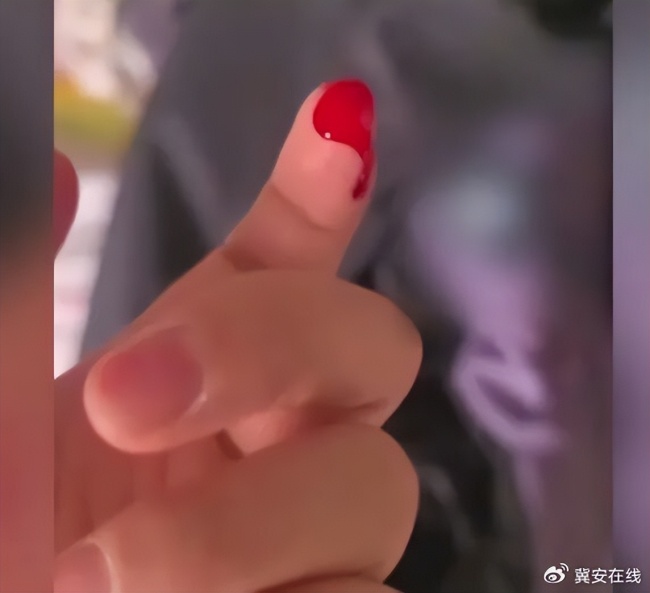 同一只金镯子牵出9起恶意索赔 金饰成破案关键