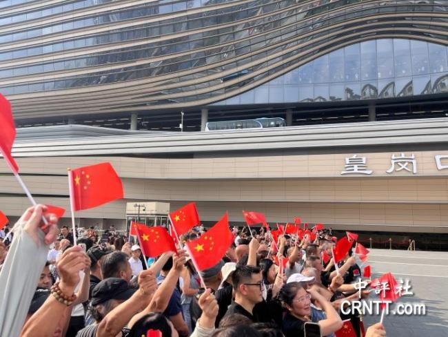 皇岗口岸开通现场举行升旗仪式 市民齐唱国歌