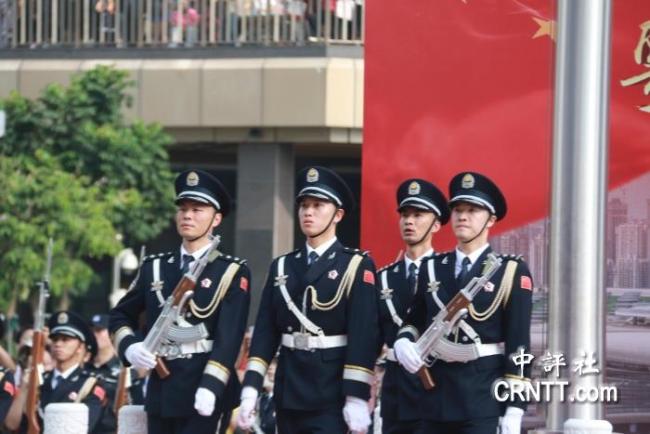 皇岗口岸开通现场举行升旗仪式