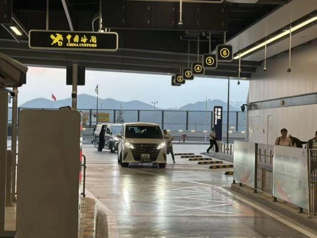 皇岗口岸开通 20秒极速通关 深港合作新里程碑