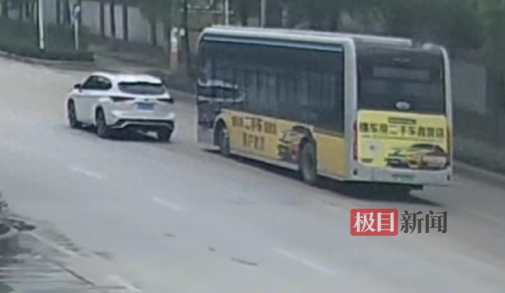 路怒开斗气车!武汉青山交警查处一起逆行别停公交车违法行为