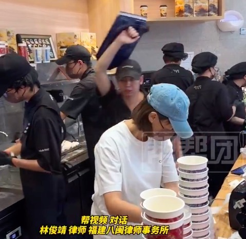 霸王茶姬买一送一 多门店爆单上千杯 部分门店暂停接单 网友:心疼员工 权益谁保障? 律师:若因爆单加班 员工应获加班费或补休
