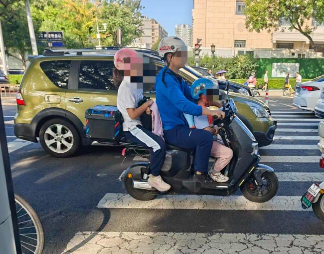 这些骑“小电驴”带娃方式让人揪心 安全隐患不容忽视