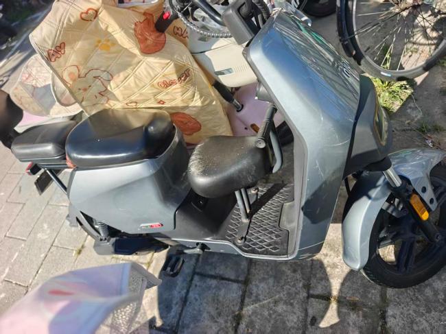 这些骑“小电驴”带娃方式让人揪心 安全隐患不容忽视