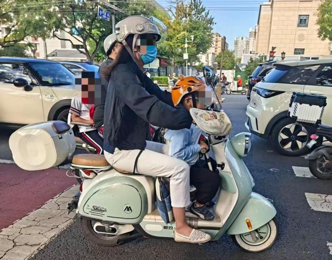 这些骑“小电驴”带娃方式让人揪心