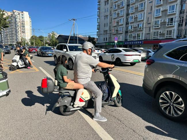 这些骑“小电驴”带娃方式让人揪心 安全隐患不容忽视