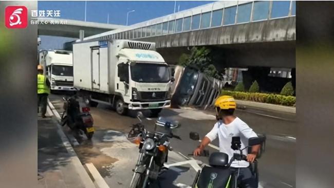 地下水管爆裂冲塌路面致货车侧翻