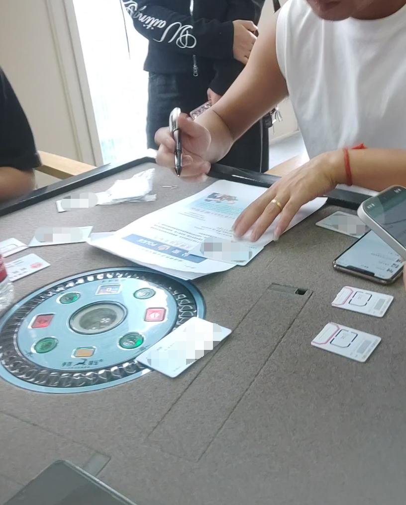谁在制造“黑卡”?黑中介联合运营商“内鬼”批量办手机卡,流入网络水军、电诈等领域