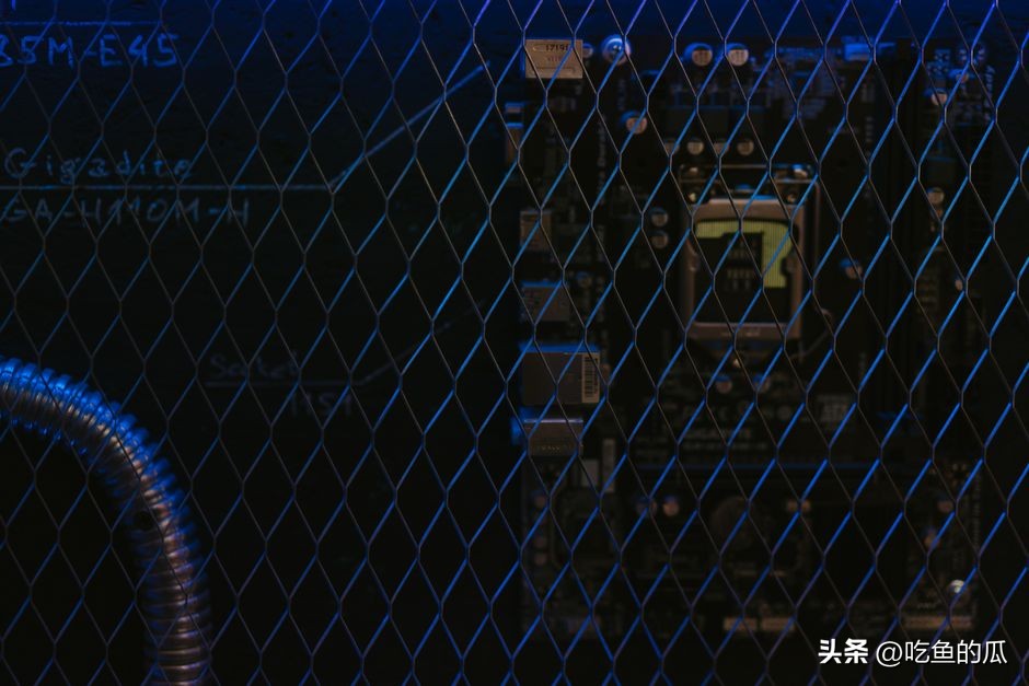 老师上班穿搭火了,评论区却都在讨论防走光