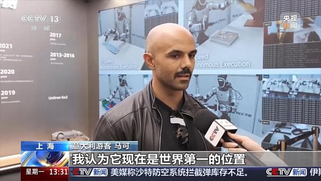 外国游客爱上中国科技 体验与购买热潮