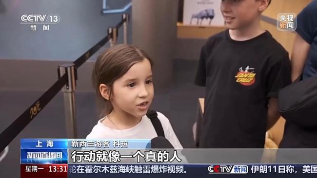 外国游客爱上中国科技 体验与购买热潮