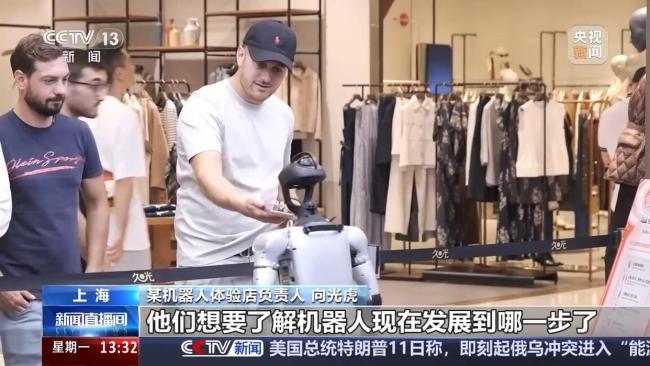 外国游客爱上中国科技 体验与购买热潮