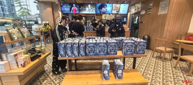 霸王茶姬店员称接通知加班到23点 庆祝郑钦文中网夺冠买一送一引发订单激增