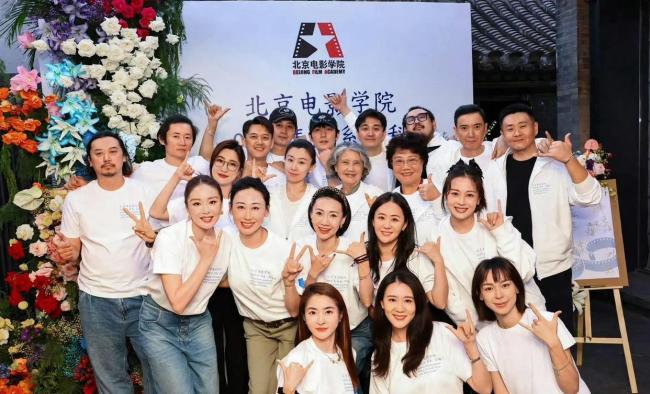 朱一龙组织北电同学20周年聚会 少年意气犹在