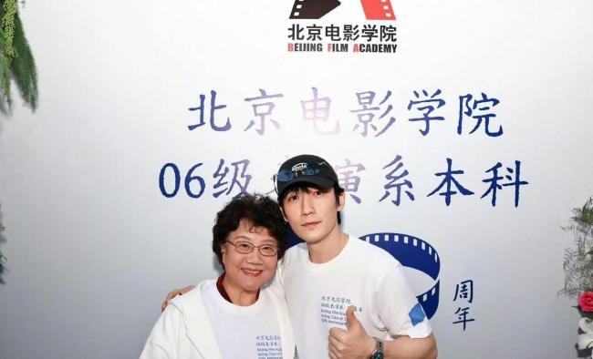 朱一龙组织北电同学20周年聚会 少年意气犹在