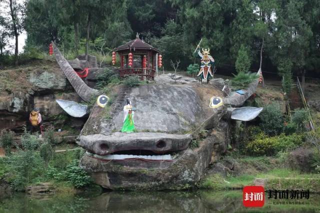 58岁男子手搓16年抽象公园 现实版“愚公移山”