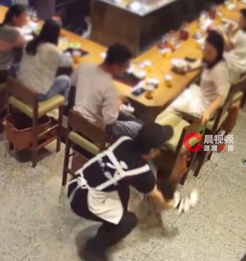 男孩在椅子上反复站立不慎踩空 幸亏店员眼疾手快将其接住