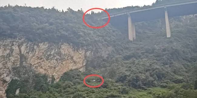 领克轿车翻下百米悬崖 车主幸运生还