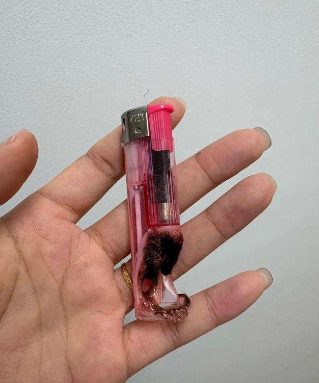 女子用定妆喷雾后点火突发火球扑脸 粉扑残留引发爆燃