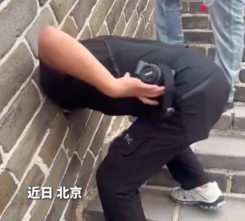 男子把头伸进长城出不来了,网友在评论区各种调侃