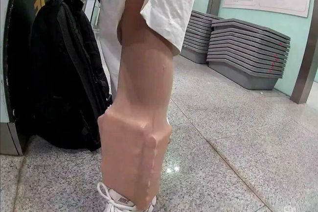 胶东机场海关查获旅客裤袜内藏匿的47支口红