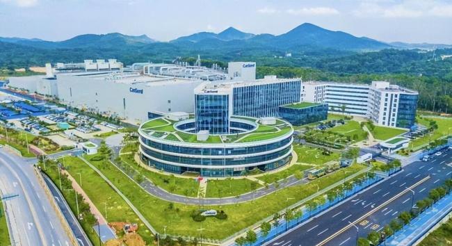 两个潮汕人干出1100亿芯片王国 从荒地到医院级洁净厂房的奇迹