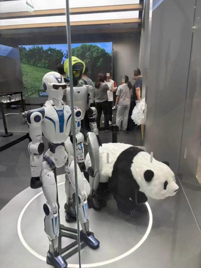 中产“新玩具”杀进商场一楼 机器人占领核心商圈