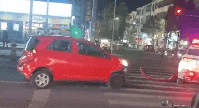 警方通报江西一老头乐多次撞击警车 操作不当引发连环碰撞