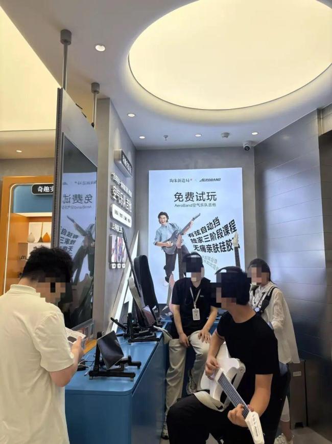 中产“新玩具”杀进商场一楼 机器人占领核心商圈