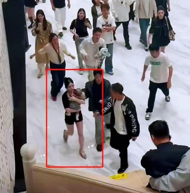 一男子同日与两名女子办酒席 荒诞场景引发热议
