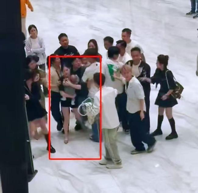 一男子同日与两名女子办酒席 荒诞场景引发热议