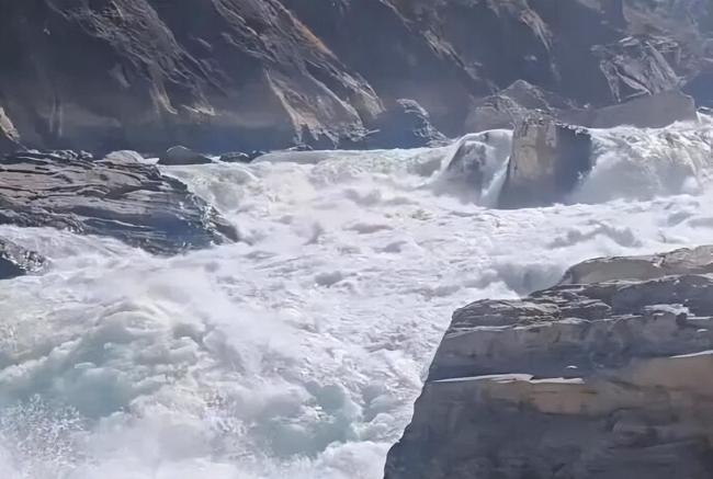 男子在虎跳峡翻越围栏跳江 当地回应