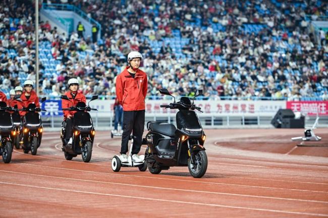 自动驾驶两轮电动车亮相“苏超”赛场 展示智能技术新突破