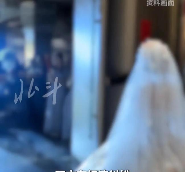 官方回应“一男与两女同日两宴”：不重婚；道德争议持续发酵